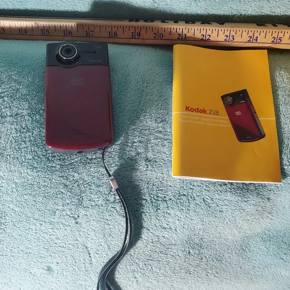 Kodak ZI8 HD ビデオカメラ ラズベリー Kodak Zi8 (Aqua) HD pocket video camera at Crutchfield